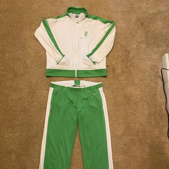 green nike jogging suit